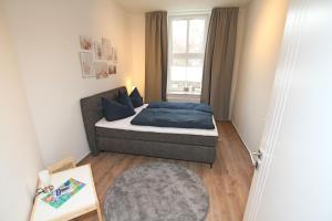 a bedroom with a bed and a window at Gästewohnung "ZeitRaum" in Halberstadt