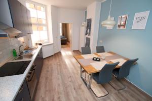 a kitchen and dining room with a table and chairs at Gästewohnung "ZeitRaum" in Halberstadt