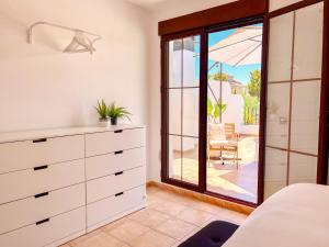 En eller flere senge i et værelse på Villa luminosa con Piscina privada - patio y aparcamiento