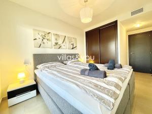 En eller flere senge i et værelse på Linnea Sol by Villas&You + 19 billeder