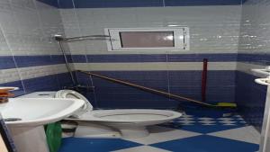 ein Badezimmer mit Toilette und Waschbecken in der Unterkunft Petit appartement à martil in Martil