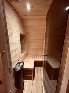 een kleine houten sauna met een bankje erin bij Maison cosy avec sauna en montagne in Saint-Jacques-des-Blats +55 foto's