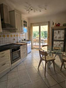 Η κουζίνα ή μικρή κουζίνα στο Sarre-Ulysse Refined apartment in Sarreguemines