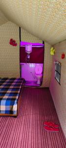 En eller flere senge i et værelse på Barot Waterfall Camps