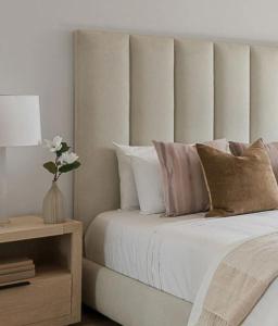 Una cama o camas en una habitación de Hotel elegante