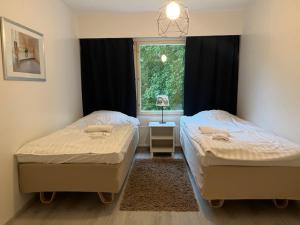 Postel nebo postele na pokoji v ubytování Kotimaailma - Tilava saunallinen kolmio Salossa