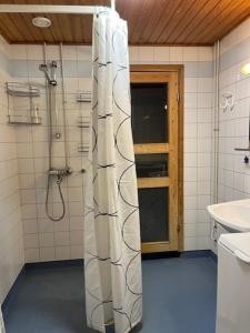 Koupelna v ubytování Kotimaailma - Tilava saunallinen kolmio Salossa