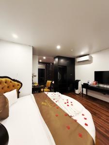 TV a/nebo společenská místnost v ubytování Golden Hotel