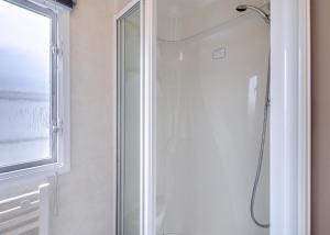 Ένα μπάνιο στο Rowanbank Caravan Park