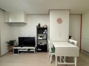 Et tv og/eller underholdning på Balcony Room with City view