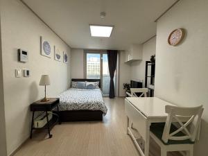 En eller flere senge i et værelse på Balcony Room with City view