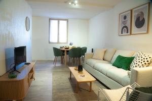Hyères centre, 2 chambres, idéal pour famille في هييريس: غرفة معيشة بها أريكة وطاولة