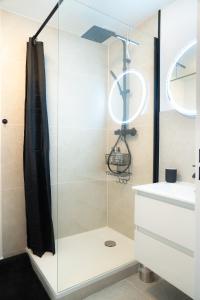 Hyères centre, 2 chambres, idéal pour famille في هييريس: حمام مزود بدش ومغسلة