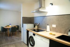Hyères centre, 2 chambres, idéal pour famille في هييريس: مطبخ مع غسالة وطاولة