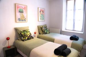 Hyères centre, 2 chambres, idéal pour famille في هييريس: غرفة نوم بسريرين ونوافذ