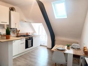 Η κουζίνα ή μικρή κουζίνα στο Charmant T1 au cœur du centre historique de Dinan