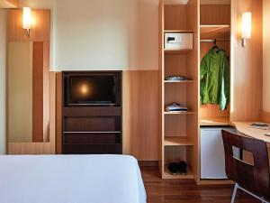 Una cama o camas en una habitación de ibis Curitiba Shopping