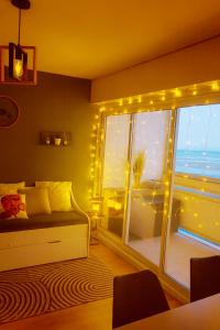 Χώρος καθιστικού στο L'Emeraude, les pieds dans l'eau