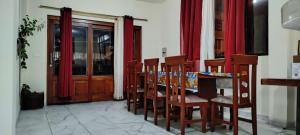 Un comedor con una mesa y sillas de madera. en Hotel Bethel, en Tababela