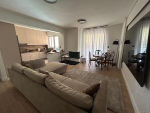 Kuchyň nebo kuchyňský kout v ubytování SOTERIO GRAND SUITE by PROJECT 86 IKE