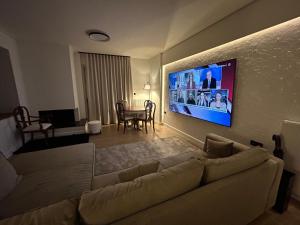 TV a/nebo společenská místnost v ubytování SOTERIO GRAND SUITE by PROJECT 86 IKE