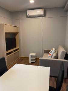 un salon avec un canapé et une télévision dans l'établissement Home stay Ev Coffeehouse, à Ban Map Khao Wan