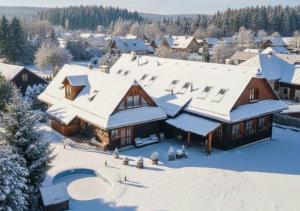 Malý LipníkRusínsky Dvor s privátnym Wellness的雪覆盖的房子的空中景色