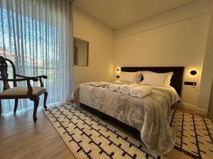 Postel nebo postele na pokoji v ubytování SOTERIO GRAND SUITE by PROJECT 86 IKE