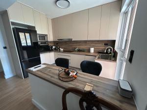 Kuchyň nebo kuchyňský kout v ubytování SOTERIO GRAND SUITE by PROJECT 86 IKE