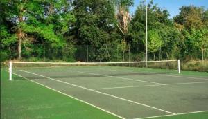 Una cancha de tenis con una red encima en Camping Le Beauvillage, en Lauzerte 16 fotos más