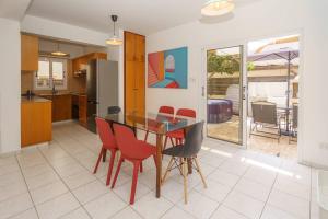 Kuchyň nebo kuchyňský kout v ubytování Seaside Villa Luci w jacuzzi