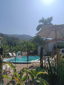 Swimmingpoolen hos eller tæt på Chalés Rurais Bom jardim GraunaParaty