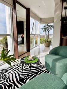 a living room with a zebra patterned rug at Studio New York in Imbituba