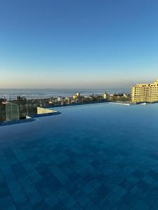 a large swimming pool on the roof of a building at Studio New York in Imbituba