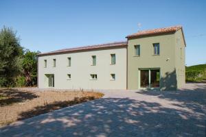 een groot wit gebouw met een oprit ervoor bij Italian Experience-Villa Zena in San Paolo di Iesi