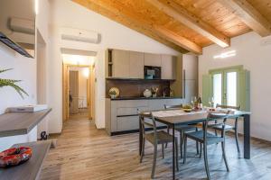 een keuken en eetkamer met een tafel en stoelen bij Italian Experience-Villa Zena in San Paolo di Iesi