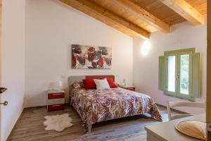 een witte slaapkamer met een bed en een raam bij Italian Experience-Villa Zena in San Paolo di Iesi