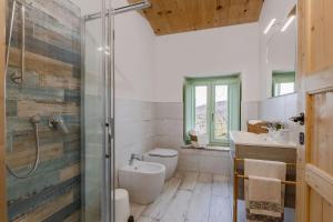 een badkamer met een douche, een toilet en een wastafel bij Italian Experience-Villa Zena in San Paolo di Iesi +62 foto's