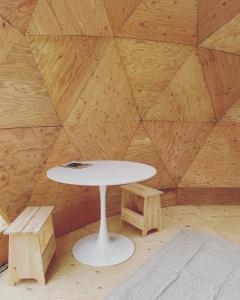 een witte tafel in een kamer met een houten wand bij Prêt-à-camper, dôme in La Tuque