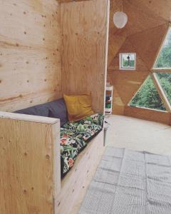 een kamer met een bed in een houten hut bij Prêt-à-camper, dôme in La Tuque