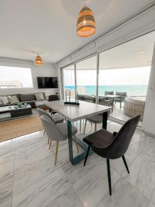 Seaview Pearl in Mackenzie with Pool & Jacuzzi في لارنكا: غرفة معيشة مع طاولة وكراسي والمحيط