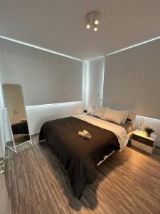 Seaview Pearl in Mackenzie with Pool & Jacuzzi في لارنكا: غرفة نوم بسرير كبير مع بطانية بنية اللون +19 صورة