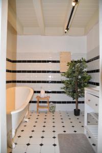 Фотография из галереи luxueuse villa -Parking- piscine -espace de jeux- avec 6 suites avec SDB в городе Бурк-ан-Бресс +36 фотографий