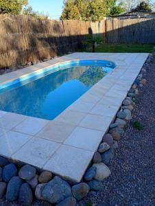 Piscina de la sau aproape de Refugio Brown