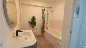 Cosy Mélodie - T3 - Parc Expo - Balcon & Parking collectif gratuit في بو: حمام أبيض مع حوض ودش