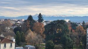 Cosy Mélodie - T3 - Parc Expo - Balcon & Parking collectif gratuit في بو: مدينة فيها اشجار وجبال في الخلفية