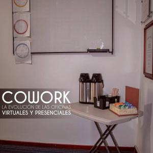 パストにあるHotel Casa Madrigalの白い壁に看板が掛かったテーブル