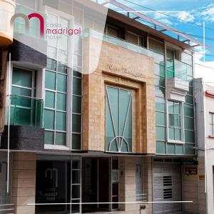 パストにあるHotel Casa Madrigalの医療リスクと書かれた標識のある建物の正面 +11枚の写真