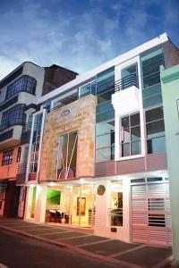 パストにあるHotel Casa Madrigalの市通り沿いの建物