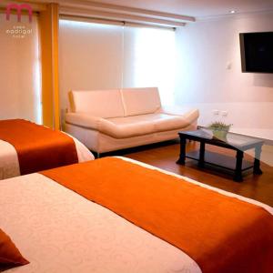 パストにあるHotel Casa Madrigalのベッド2台とソファのあるリビングルーム